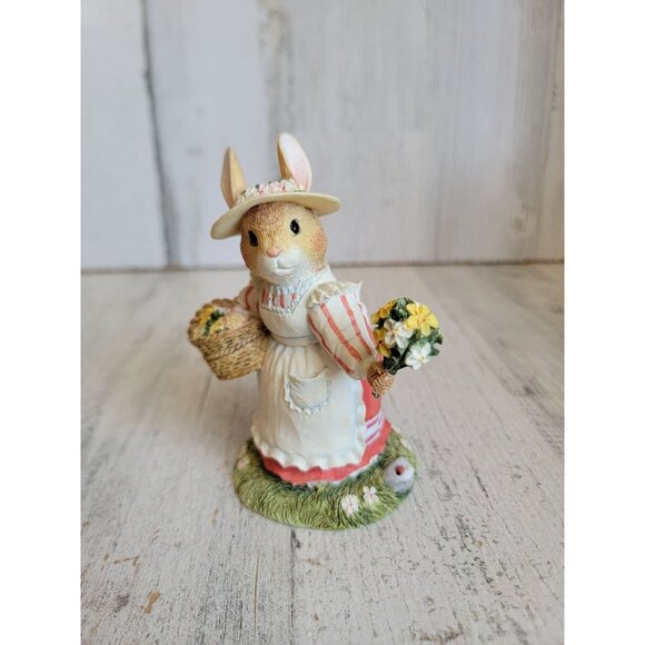 Foxwood Tails villerebox picnic at Foxwood Rue's Mum 12 Easter bunny figure - Picture 2 of 7